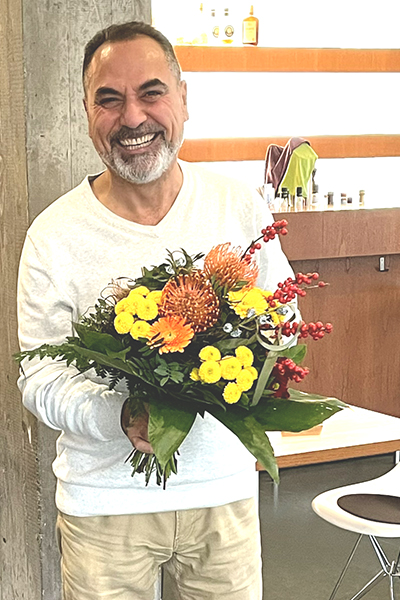 Blumen als Anerkennung fuer Adnan Musa Blumen als Anerkennung fuer Adnan Musa